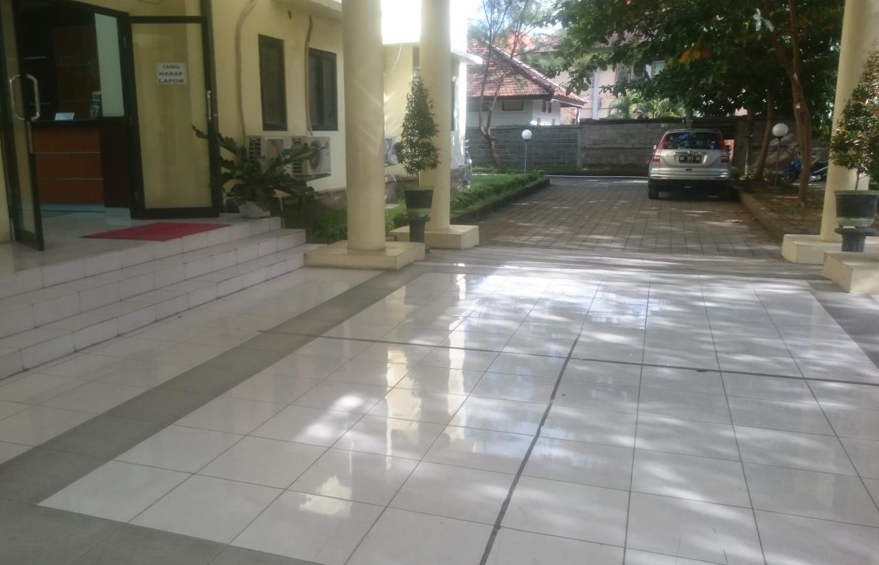 ホテルEdutel Undiksha Singaraja エクステリア 写真